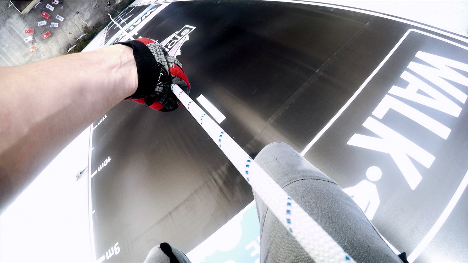 Spacer może być sportem ekstremalnym! Aby zejść z tego warszawskiego budynku trzeba zawisnąć poziomo głową w dół. Proste. Póki nie stanie się na krawędzi 11 piętra. "Walk in The Sky" opcja dla osób, które chcą zrobić krok w przód. Dosłownie i w przenośni.