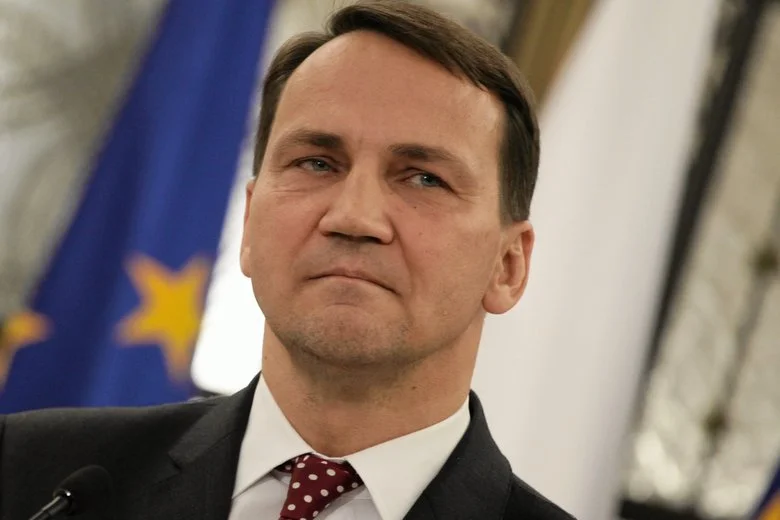 Radosław Sikorski odrzucił zaproszenie do udziału w debacie publicznego nadawcy. Skrytykował też Michała Rachonia z TVP.