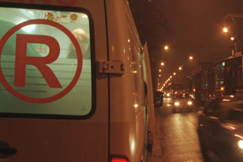Zderzenie karetki z taksówką w centrum Warszawy. Ranni zostali członkowie załogi oraz przewożone niemowlę. (zdjęcie poglądowe)