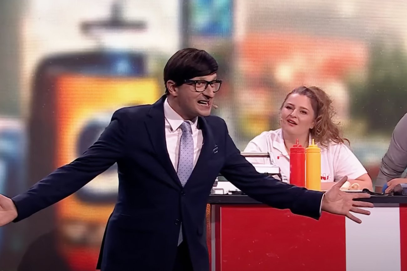 Daniel Obajtek wyjaśnia ceny paliw. Znany kabaret kpi z polityka