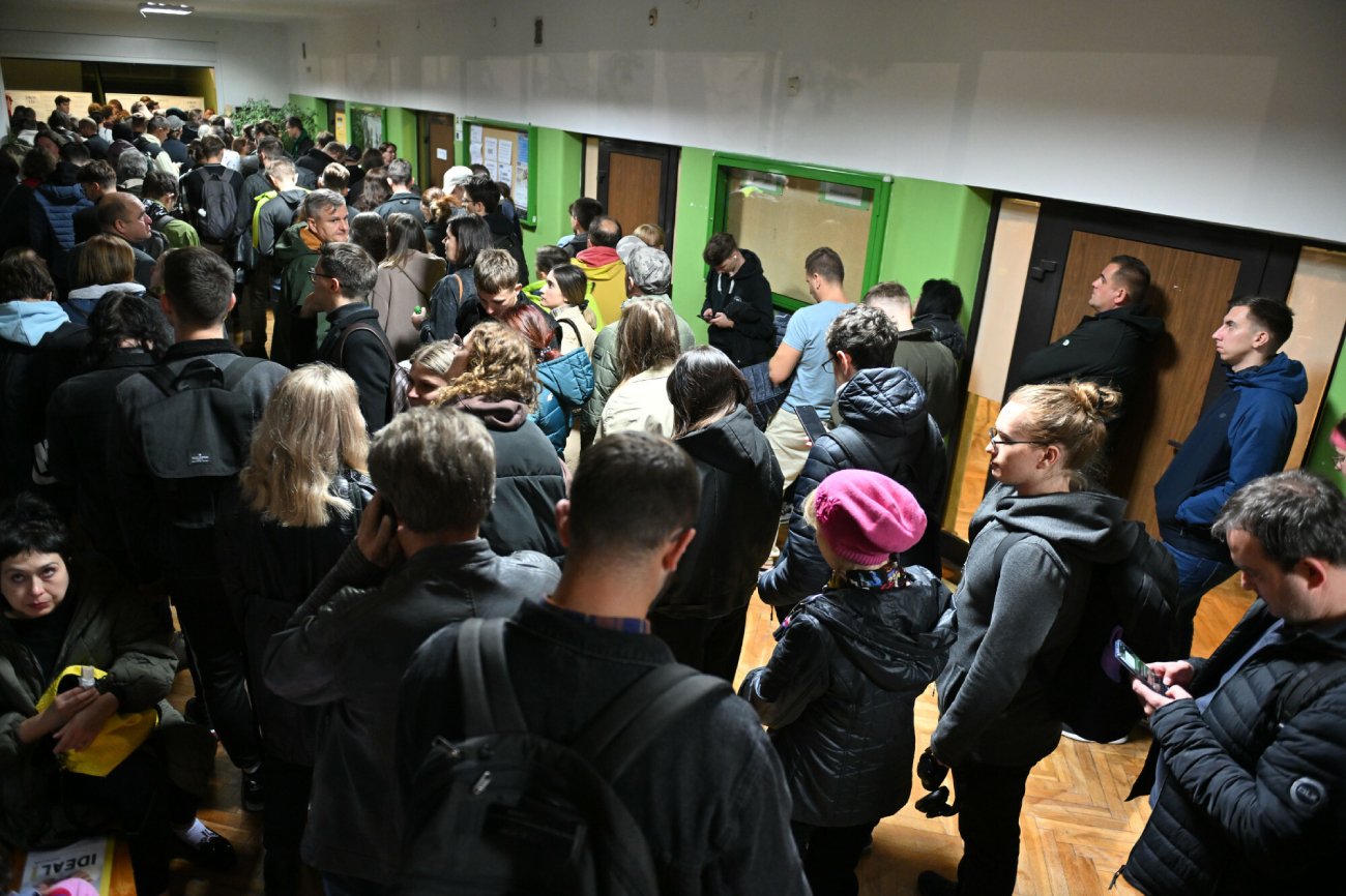 Ogromne kolejki do komisji wyborczych.