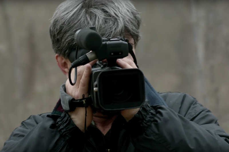 Uśmiercony przez twórców filmu "Smoleńsk" pracownik TVP protestuje.