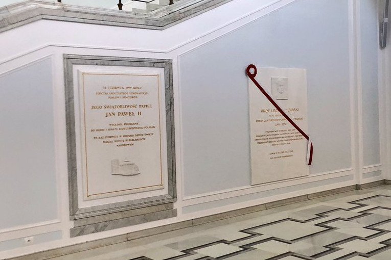 Tablica poświęcona Lechowi Kaczyńskiemu wisi obok tej dla Jana Pawła II.