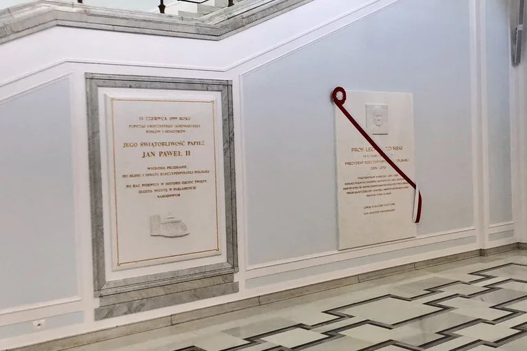 Tablica poświęcona Lechowi Kaczyńskiemu wisi obok tej dla Jana Pawła II.