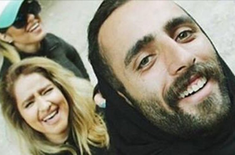 Takimi zdjęciami drwią z islamistów! Irańczycy wspierają kobiety w walce z przymusowym noszeniem hidżabów.