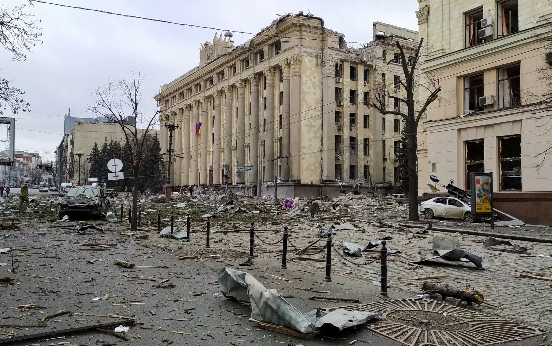 Pojawiły się już także zdjęcia, pokazujące rozmiar zniszczeń w Charkowie.