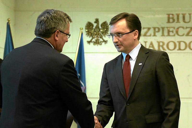 Prezydent Bronisław Komorowski podziela zdanie Zbigniewa Ziobry w sprawie potrzeby wyjaśnienia podejrzeń o zamachu na pokładzie Tu-154M na posiedzeniu Rady Bezpieczeństwa Narodowego