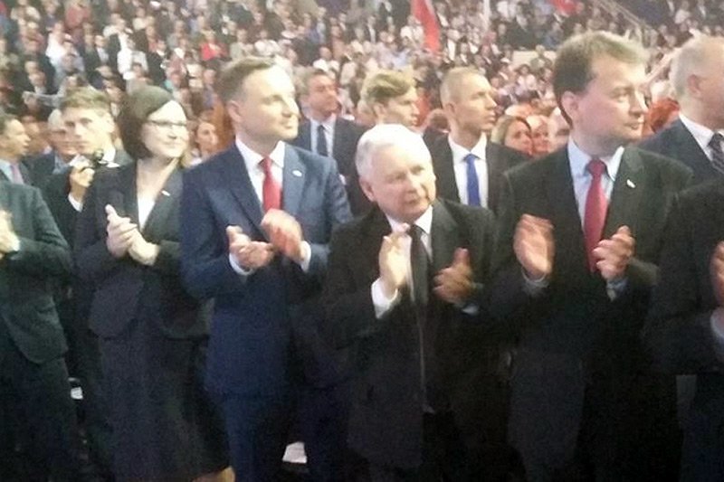 Patrząc na takie obrazki, trudno wierzyć prezydentowi Andrzejowi Dudzie, iż naprawdę będzie on "prezydentem wszystkich Polaków". Podobnie jak poprzednicy, wyżej stawia raczej interes partyjny.
