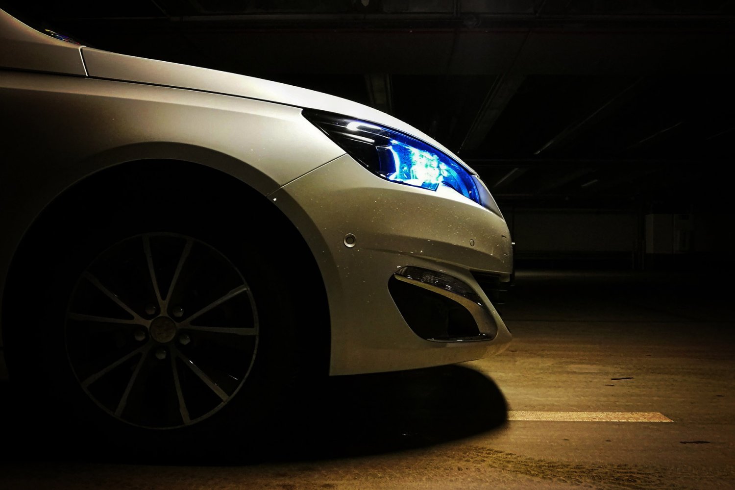 Peugeot 308 – bardzo ładny hatchback z małym nieporozumieniem w środku.