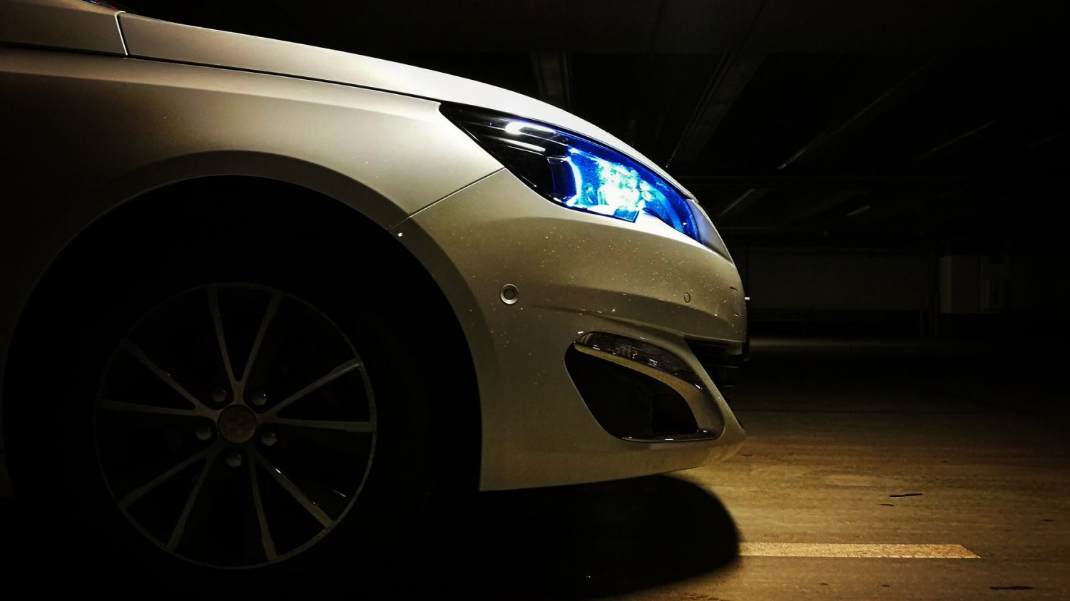 Peugeot 308 – bardzo ładny hatchback z małym nieporozumieniem w środku.