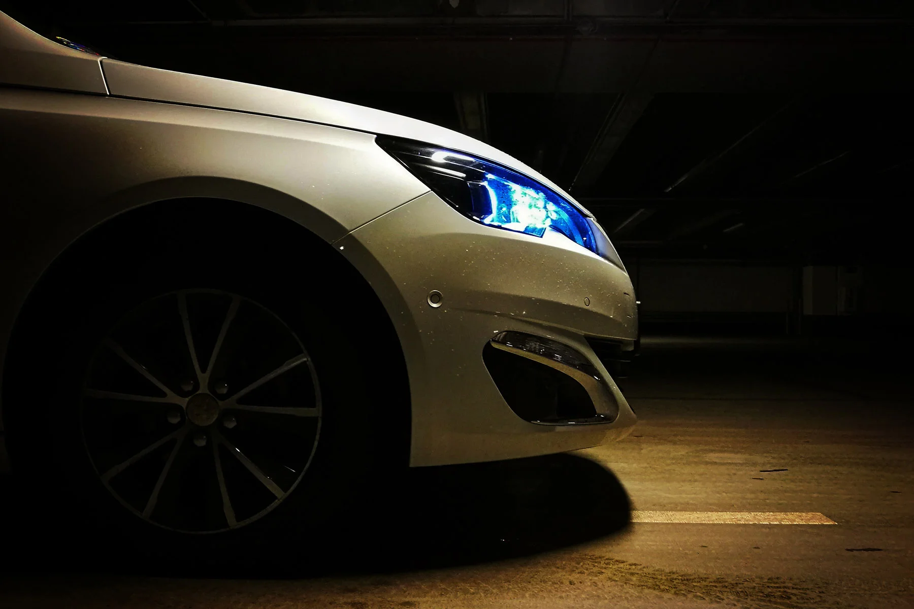 Peugeot 308 – bardzo ładny hatchback z małym nieporozumieniem w środku.