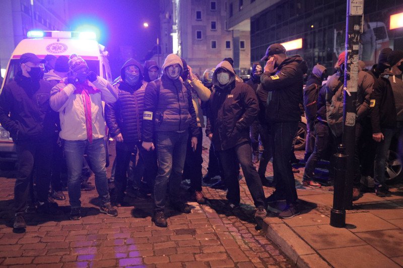 Nieumundurowani policjanci wmieszali się w tłum podczas protestu zorganizowanego przez Strajk Kobiet.