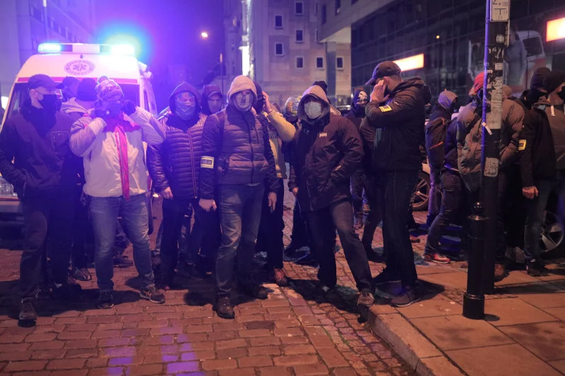 Nieumundurowani policjanci wmieszali się w tłum podczas protestu zorganizowanego przez Strajk Kobiet.