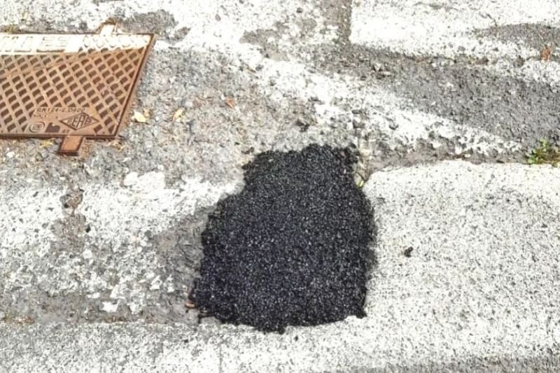 Emeryt sam załatał dziurę w drodze. Teraz ma zapłacić mandat