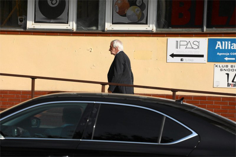 Ryszard Terlecki w drodze na spotkanie na Nowogrodzkiej.