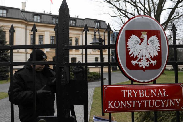 Więcej Polaków popiera TK aniżeli PiS - wynika z najnowszego sondażu CBOS.