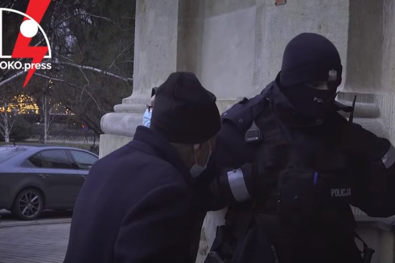 Policja nie wpuściła staruszka do kościoła na miesięcznicę smoleńską.
