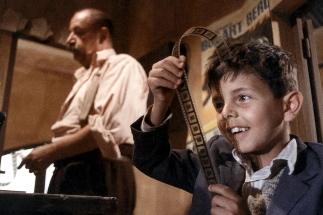 Philippe Noiret i Marco Leonardi w filmie "Cinema Paradiso".
