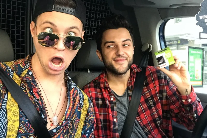 Kamil Krupicz (z lewej) i Paweł Góral tworzą insta-serial, który pokochali odbiorcy. Aktorzy, na co dzień związani z teatrem, na Instagramie pokazują swoje inne wcielenia
