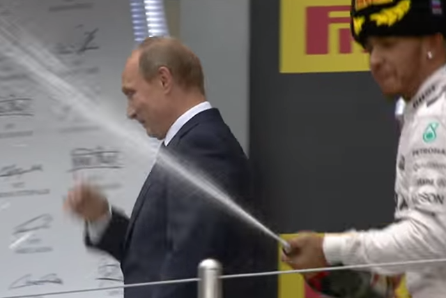 Hamilton świętuje w typowy dla siebie sposób.