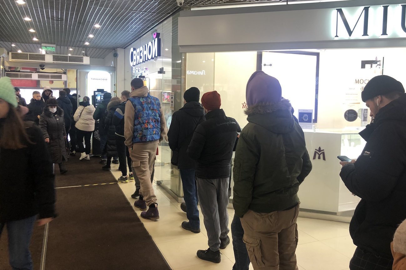 Wielka kolejka do bankomatu w Moskwie. Rosjanie boją się, że w ramach sankcji za napaść Putina na Ukrainę, ich pieniądze mogą zostać zamrożone. W niektórych bankomatach już skończyła się waluta lub/i gotówka. Wielka kolejka do bankomatu w Moskwie. Rosjanie boją się, że w ramach sankcji za napaść Putina na Ukrainę, ich pieniądze mogą zostać zamrożone. W niektórych bankomatach już skończyła się waluta lub/i gotówka.