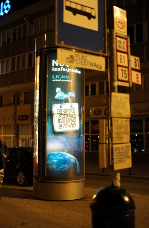 Akcję reklamowano też na słupach reklamowych