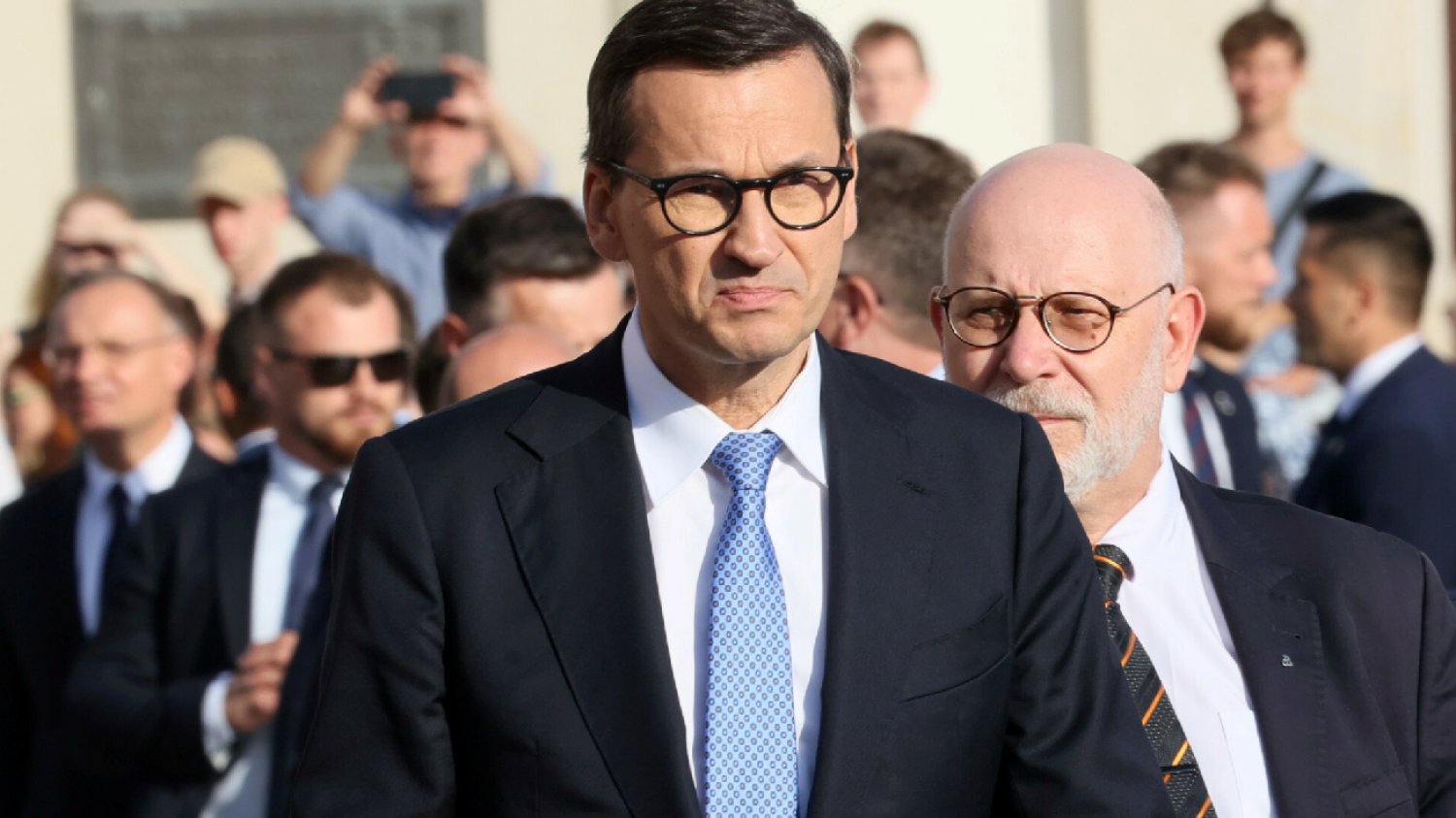 Morawiecki nagle napisał o śniętych rybach. "Strzelacie ślepakami".