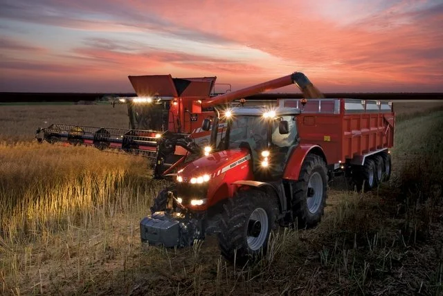 Dla rolnika widok ładniejszy niż Ferrari dla miastowego. Jeden z najdroższych zestawów Massey Ferguson.