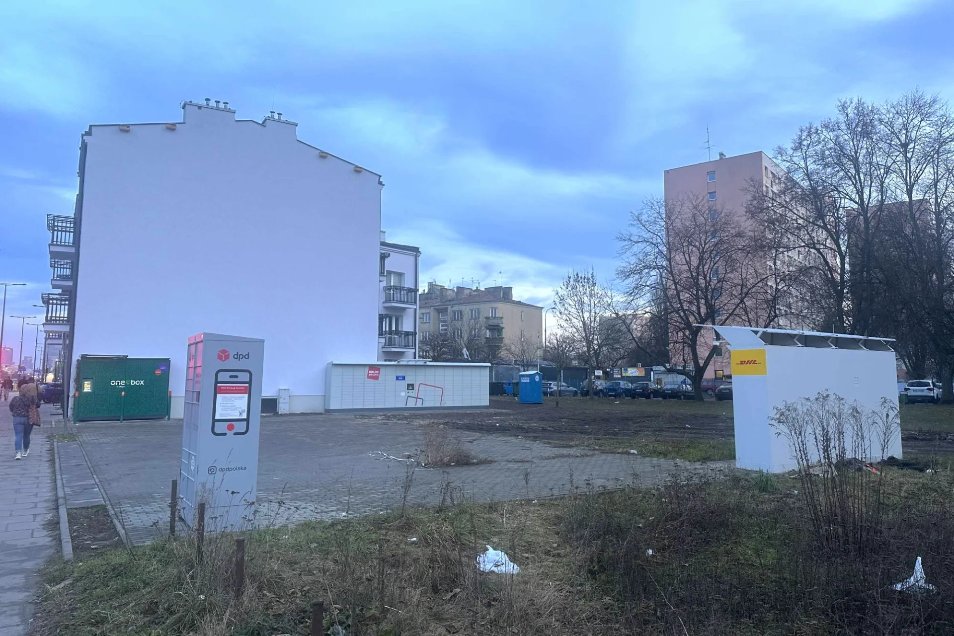Plac czterech paczkomatów. Absurd na Woli w Warszawie [ZDJĘCIA]