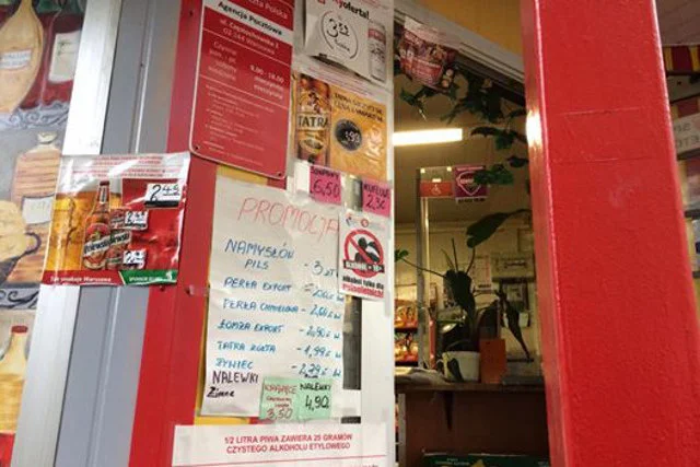 Poczta Polska na wesoło, czyli urządzona w kiosku monopolowym w Warszawie.