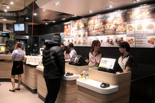 Czy już niedługo klienci w Polsce będą jedli hamburgery przygotowywane ze świeżego mięsa? Na razie do kanapek trafiają mrożonki.