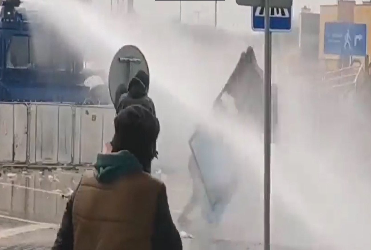 Kuźnica. Migrant ruszył na armatkę wodną