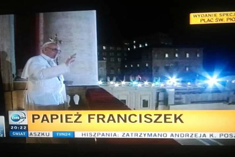 Papież Franciszek pozdrawia wiernych na Placu Świętego Piotra