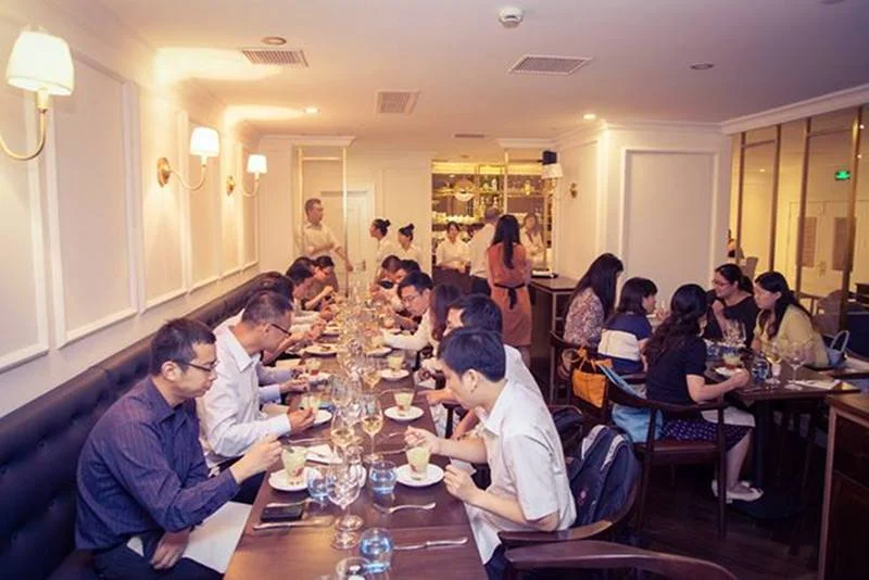 Klienci restauracji Mr Harry w Szanghaju