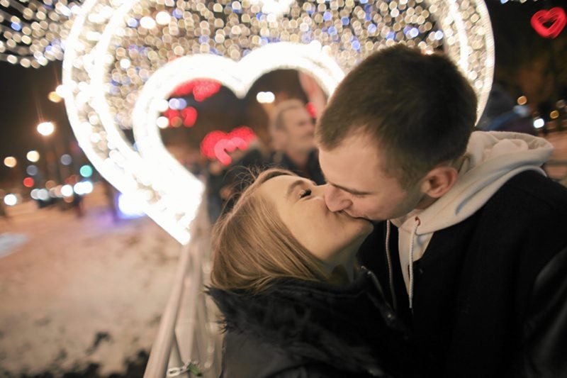 Według publicysty Fronda.pl Mirosława Salwowskiego "zmysłowe pocałunki" są grzechem