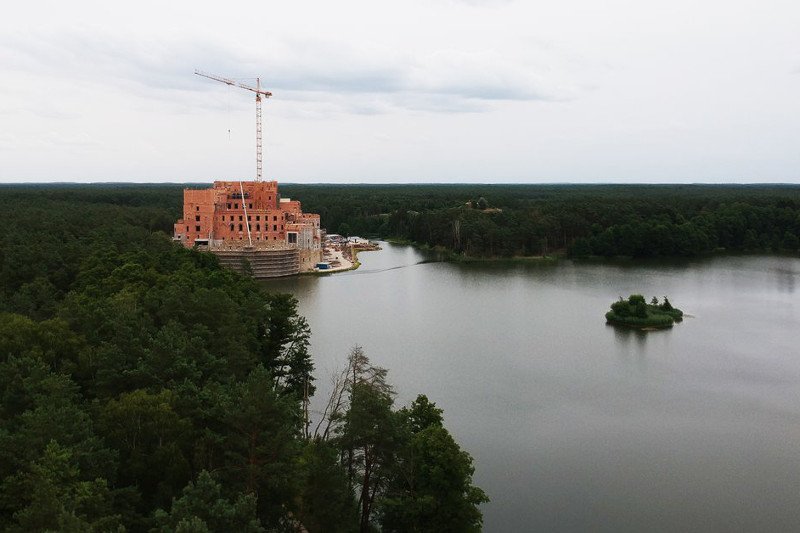 W zamku w Puszczy Noteckiej ma mieszkać łącznie ponad 100 osób.