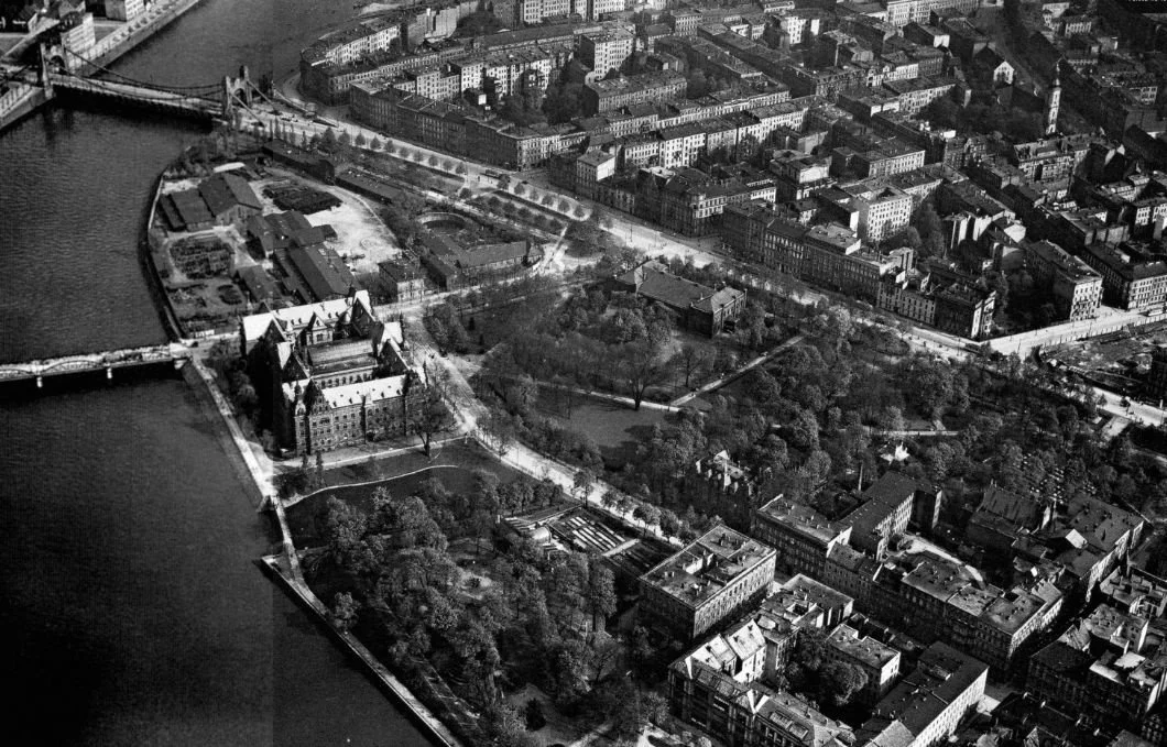 Historyczna struktura urbanistyczna pl. Społecznego. Z najważniejszych, zachowanych do dziś elementów widzimy most Grunwaldzki, budynek Muzeum Narodowego, Park Słowackiego, kościół św. Maurycego