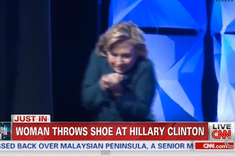 Hillary Clinton została zaatakowana butem. "To był nietoperz?"