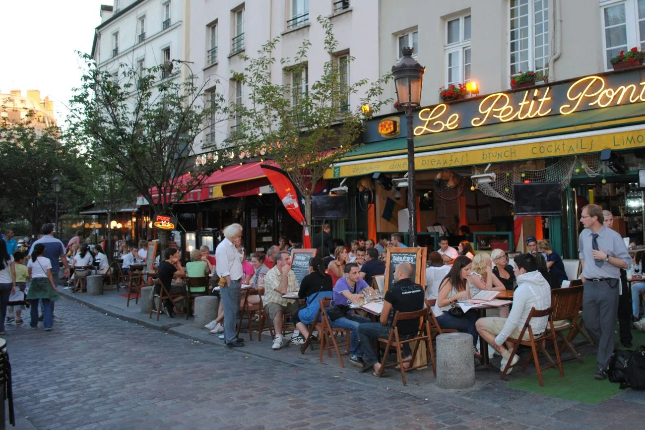 Turyści w restauracji w Paryżu