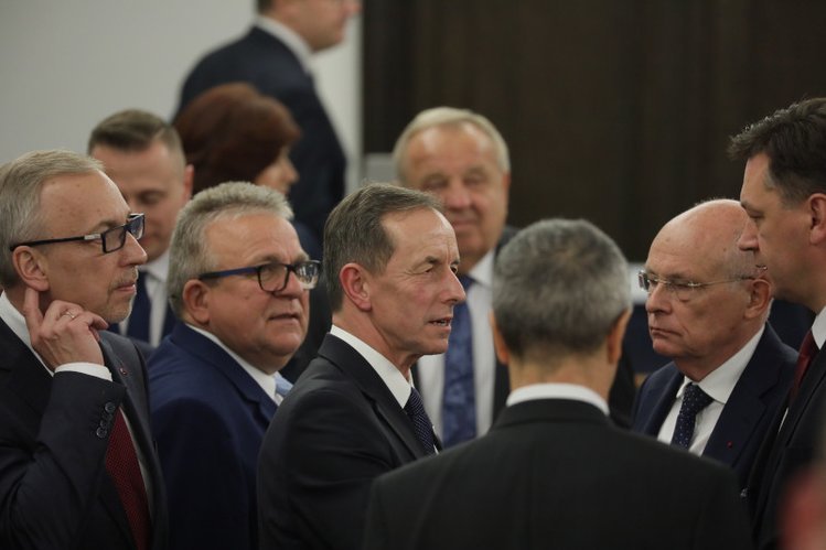 Senatorzy stają w obronie marszałka Senatu Tomasza Grodzkiego.