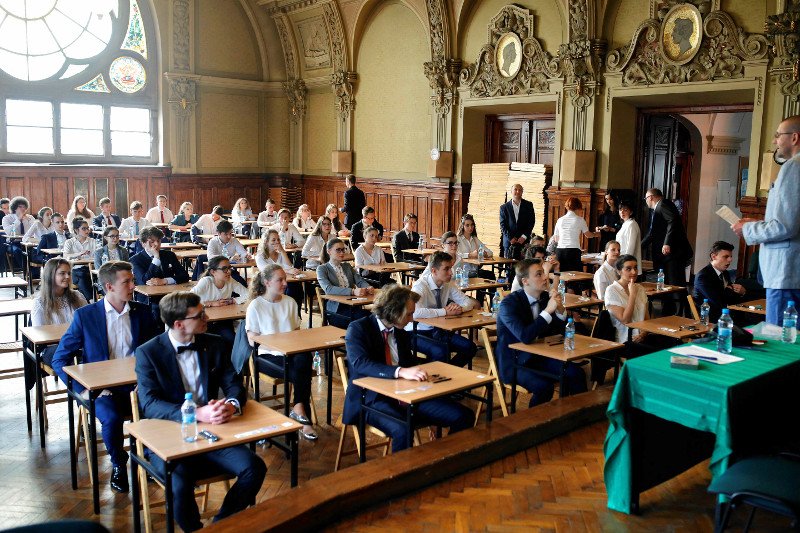 Tysiące maturzystów pisało w piątek egzamin z języka polskiego.