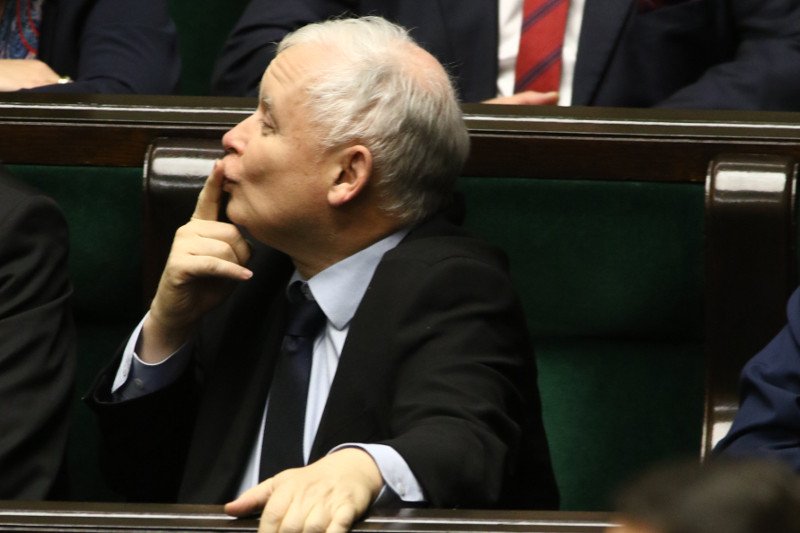 Jarosław Kaczyński rozsyłał buziaki w Sejmie. Jest nagranie.