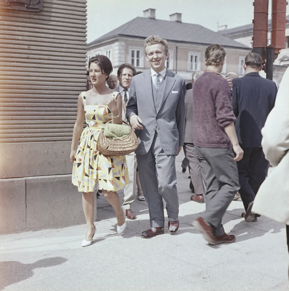 Przechodnie na rogu ulicy Nowy Świat i Alej Jerozolimskich, 1959.