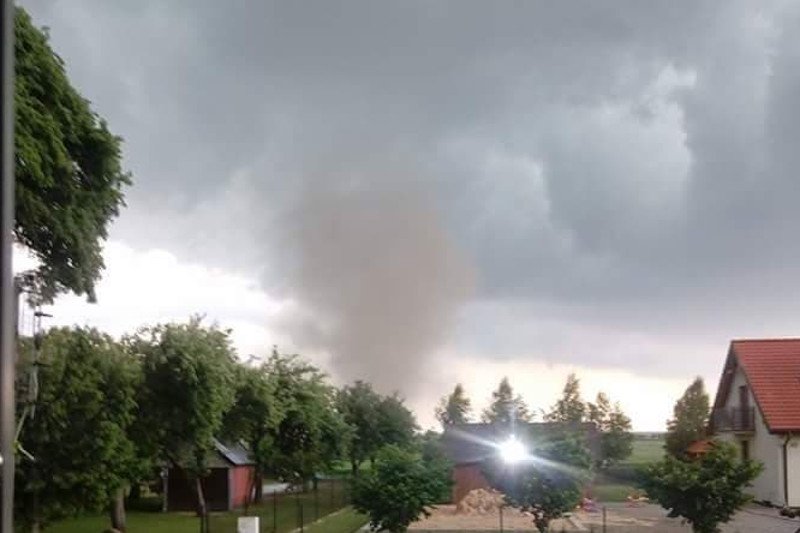 Tornado na Mazowszu uszkodziło m.in. dachy czterech gospodarstw.