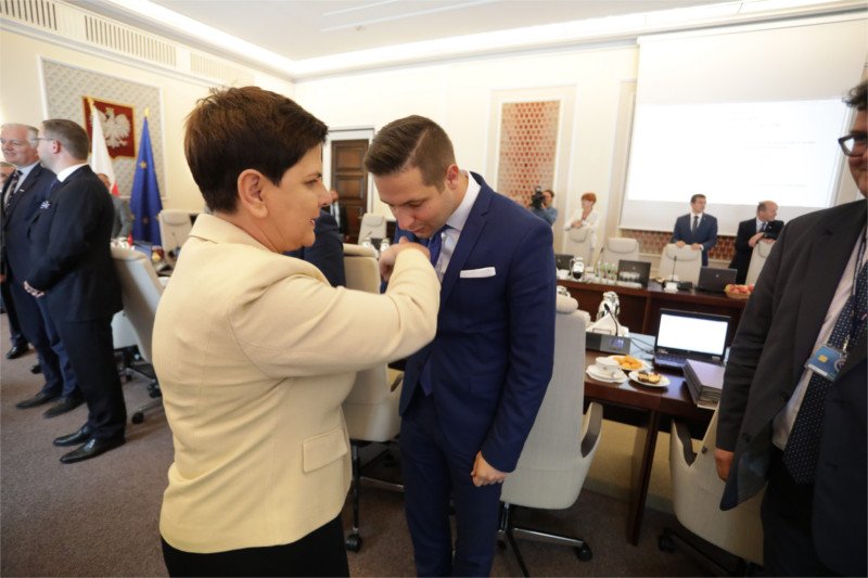 Przy takim scenariuszu i Beata Szydło, i Patryk Jaki dostaliby się do PE.