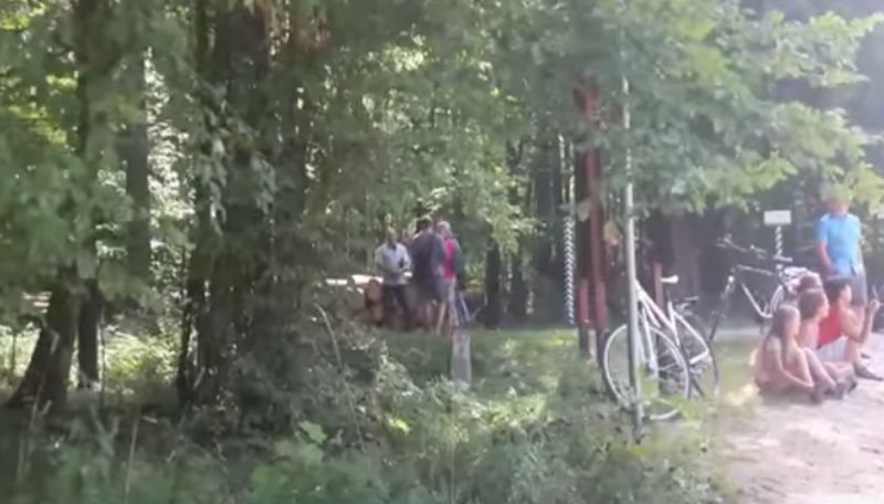 Jeden z mężczyzn widocznych na zdjęciu miał dokonać napaści na księdza.