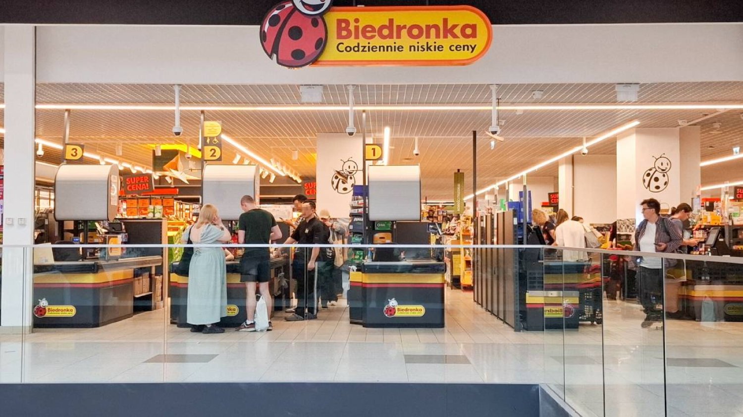 Biedronka – gigantyczna promocja na mleko i kiełbasę Biedronka – gigantyczna promocja na mleko i kiełbasę