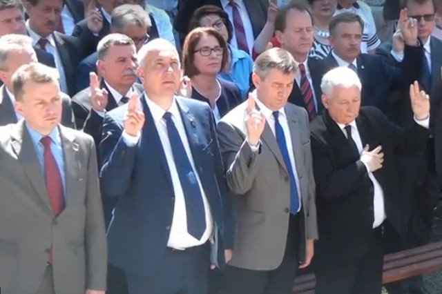 Kaczyński i inni byli w niedzielę w Strachocinie, oficjalnie na posiedzeniu klubu, nieoficjalnie na pielgrzymce.