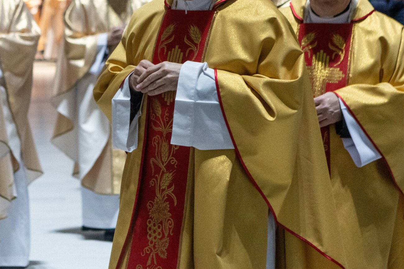 Zwłoki mężczyzny w domu wikariusza. Popularny w sieci ksiądz gorzko to podsumował księża ilustracja