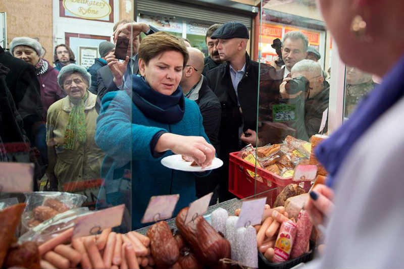 Rząd obniżył dotacje dla barów mlecznych. Na zdjęciu Beata Szydło podczas kampanijnej wizyty na targu w Turku 23 października.